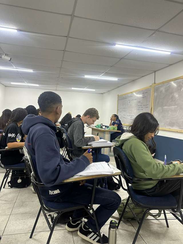 Alunos em sala de aula do Colégio e Curso Serrano