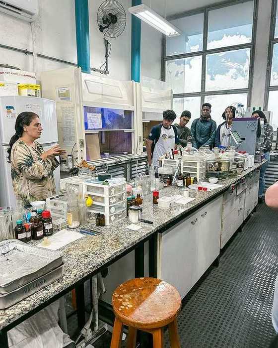 Alunos do Colégio e Curso Serrano em visita à UFRJ